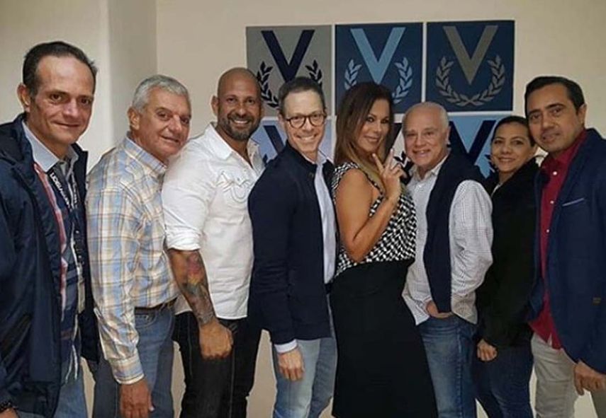 El comunicado fue acompañado por una foto donde aparecen Blum, Hugo Carregal, vicepresidente de Variedades de Venevisión, los productores Ricardo Di Salvatore, Erik El Pollo Simonato, Vicente Alvarado, Gisselle Reyes, Richard Linares y Yuraima Quintero, jefa de Comunicaciones del concurso. &nbsp;&nbsp;