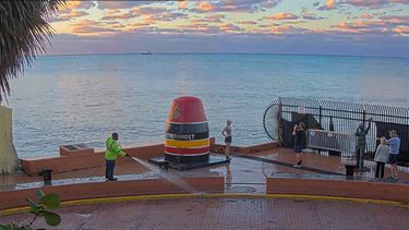 Fase inicial de limpieza del monolito que marca 90 millas a la isla de Cuba desde Cayo Hueso, en Florida.