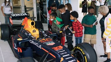 Los pequeños estudiantes se admiran ante un bólido de Fórmula 1, en el Bunche Park Alternative Sports & Fitness Center en Miami Gardens, el jueves 16 de diciembre del 2021. &nbsp;