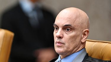 El juez Alexandre de Moraes observa durante un juicio sobre la regulación de las redes sociales en el Tribunal Supremo de Brasil en Brasilia el 4 de junio de 2025. 