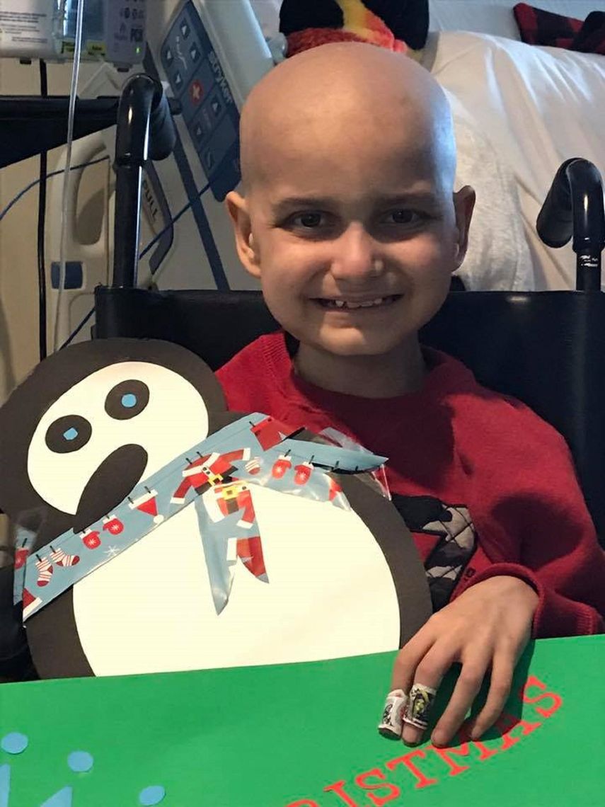 Jacob Thompson, de 9 años, lucha contra el neuroblastoma de alto riesgo alto. Su familia se enteró que la enfermedad había avanzado por lo que decidieron adelantar la navidad para él.