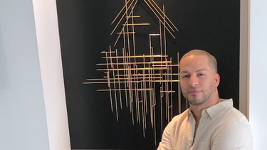 El artista cubano Adrián Fuentes.&nbsp;