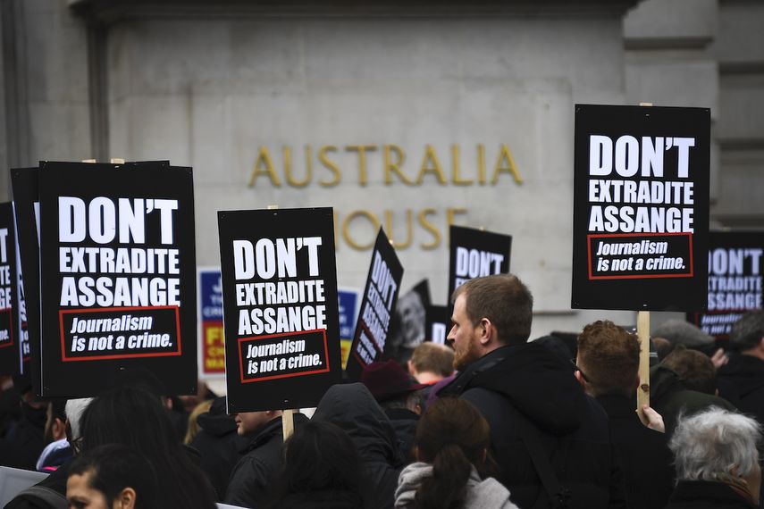 Unas personas se re&uacute;nen afuera de la embajada de Australia en Londres para protestar contra la extradici&oacute;n a Estados Unidos del fundador de Wikileaks, Julian Assange, por filtrar informaci&oacute;n militar clasificada, el 22 de febrero de 2020.&nbsp;