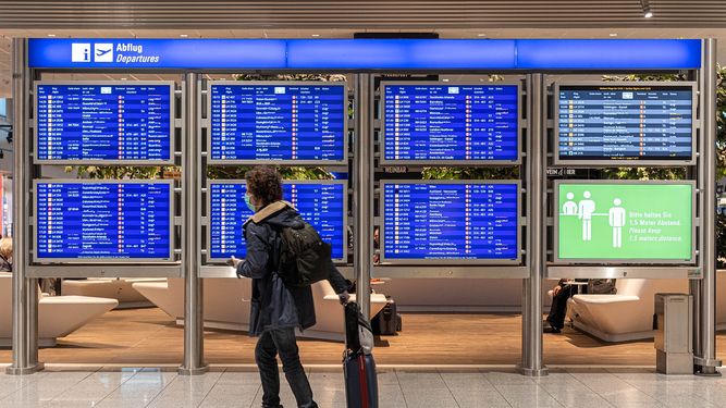 UE vuelve a imponer restricciones a viajes no esenciales desde EEUU