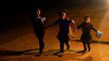Tres niños inmigrantes que viajan sin acompañantes corren bajo la lluvia tras entregarse a las autoridades luego de cruzar la frontera entre EEUU y México, en Roma, Texas. Tres niños inmigrantes que viajan sin acompañantes corren bajo la lluvia tras entregarse a las autoridades luego de cruzar la frontera entre EEUU y México, en Roma, Texas.