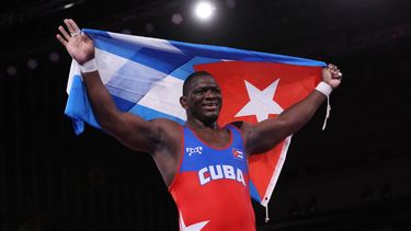 Mijain López Núñez de Cuba celebra su victoria por la medalla de oro contra Iakobi Kajaia de Georgia en la final de lucha grecorromana masculina de 130 kg durante los Juegos Olímpicos de Tokio 2020