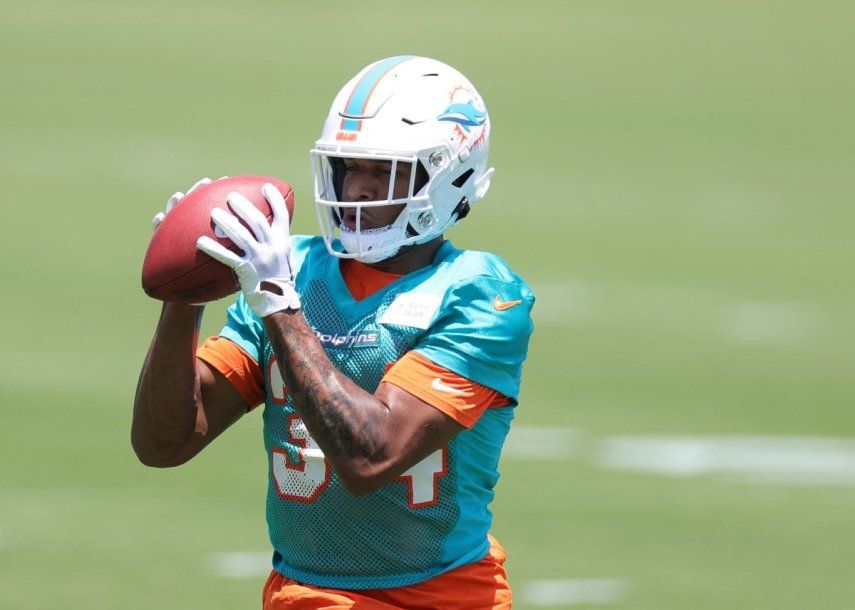 Jordan Colbert, de los Dolphins de Miami, participa en un minicamp para novatos, el 10 de mayo de 2024.
