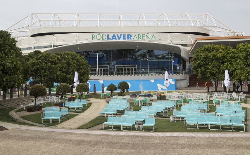 Asientos vacíos afuera de la arena Rod Laver en el complejo del Abierto de Australia, el jueves 4 de febrero de 2021