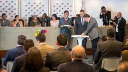 El acuerdo prevé una petición a la ONU para que envíe una misión de observación y acompañamiento, garantiza auditorías de todo el sistema electoral y asegura equidad en el acceso de los candidatos a los medios públicos.