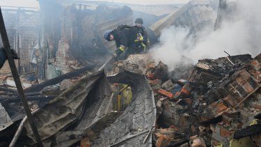 Los rescatistas del Servicio Estatal de Emergencias trabajan para apagar un incendio en una residencia después de un ataque de Rusia con drones en Járkov, el 25 de diciembre de 2024, en medio de la invasión a Ucrania.