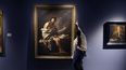 Un trabajador ajusta a Bernardo Cavallino San Bartolomé durante una vista previa de prensa en Sothebys Nueva York el 25 de octubre de 2022 para la subasta en vivo Barroco: Obras maestras de la colección Fisch Davidson.