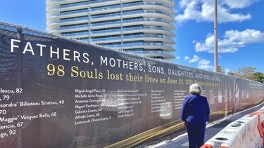 La alcaldesa de Miami Daniella Levine-Cava rinde tributo a las victimas del desplome ocurrido en Surfside.&nbsp;