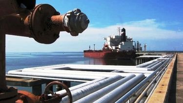Vista de un barco en las inmediaciones de la refinería de petróleo de Cienfuegos, en la zona central sur de Cuba.