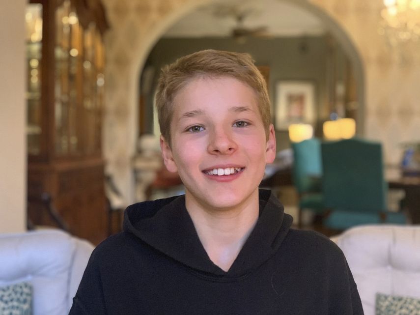 En esta imagen, tomada el 4 de mayo de 2020 y proporcionada por su familia, Hudson Drutchas, de 12 a&ntilde;os, en su casa en Chicago. Drutchas estudia en sexto grado y, como vive en un estado donde se mantiene la cuarentena, hace las tareas de la escuela en una computadora. Dice que siente que se est&aacute; perdiendo una parte de su infancia por la pandemia.&nbsp;