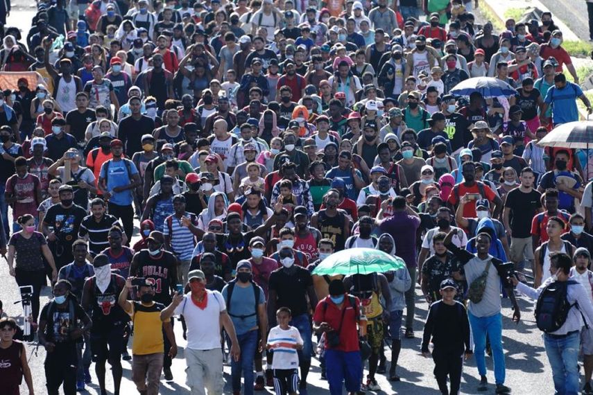 Migrantes en caravana pasan por México con destino a Estados Unidos