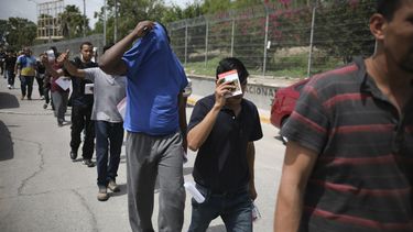 Migrantes regresan a México desde Estados Unidos el 31 de julio de 2019 por el puente fronterizo Puerta México, en Matamoros.