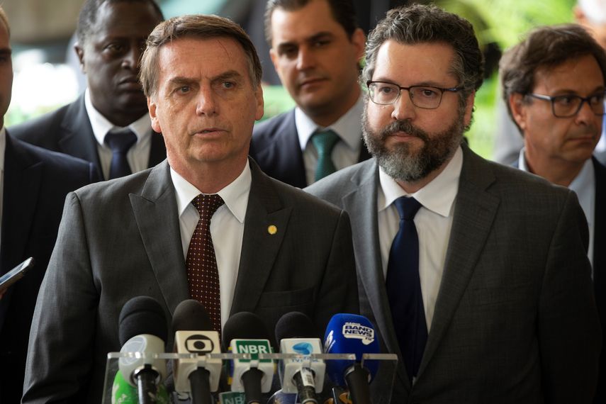 El presidente electo de Brasil, Jair Bolsonaro (c), anuncia al diplomático Ernesto Fraga Araújo (d) como ministro de Relaciones Exteriores de su próximo Gobierno.