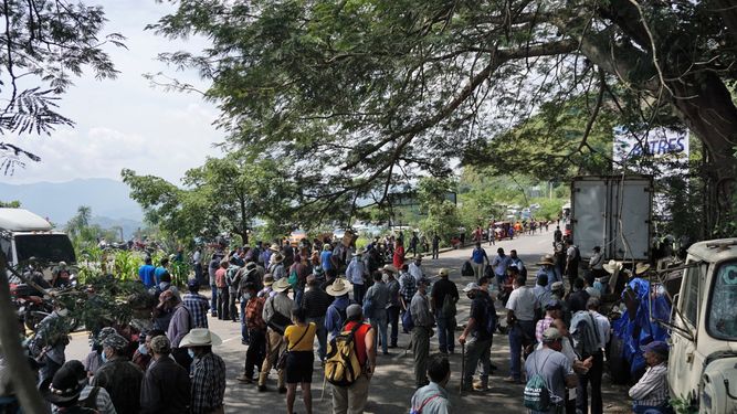 Guatemala: exmilitares bloquean carreteras y amenazan con usar armas