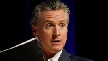 El gobernador de California, Gavin Newsom, habla en una conferencia, el 26 de febrero de 2025.