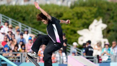 El japonés Yuto Horigome ejecuta un truco durante la final de calle del skateboard de los Juegos Olímpicos de París, el lunes 29 de julio de 2024.