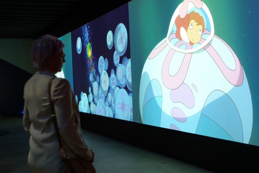 Un visitante observa un video mostrado en la vista previa para los medios de comunicación de Ponyo del Studio Ghibli del Museo de la Academia en Los Ángeles el 12 de febrero de 2026.
