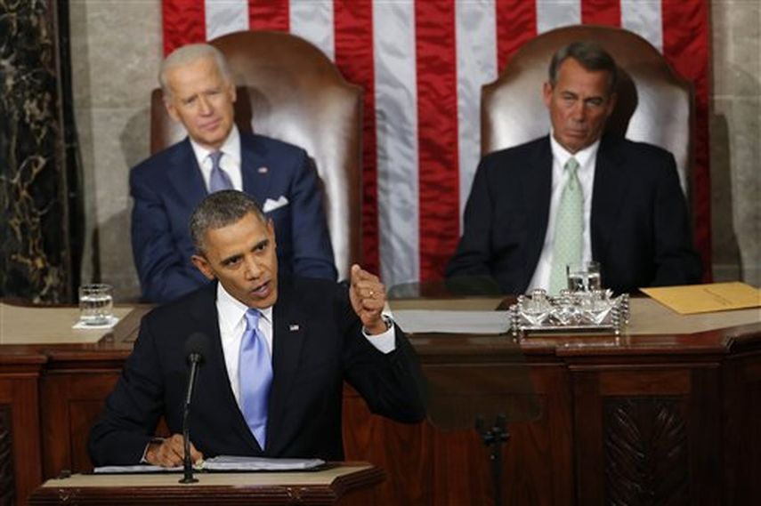 El vicepresidente Joe Biden y el presidente de la Cámara de Representantes John Boehner escuchando al presidente Barack Obama ofreciendo su discurso del Estado de la Unión en el Capitolio, en Washington. (AP)