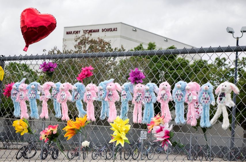 Ofrenda a las afueras de la secundaria Marjorie Stoneman Douglas en Parkland.&nbsp;