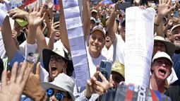 Manifestantes agitaron copias de las actas electorales de sus centros de votación como prueba de la victoria de la oposición en Venezuela. Caracas, 17 de agosto de 2024&nbsp;