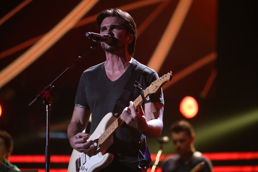 El cantautor colombiano Juanes ensaya su presentación en Premio Lo Nuestro. (UNIVISION)
