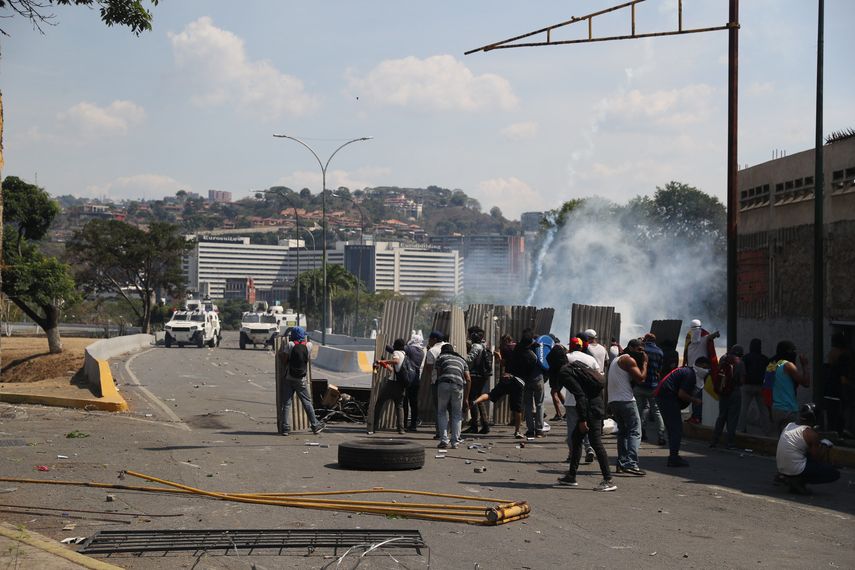 Simpatizantes del presidente de la Asamblea Nacional, Juan Guaidó, participan en una manifestación en apoyo a su levantamiento contra el régimen de Nicolás Maduro este martes, en inmediaciones de la Avenida Francisco de Miranda de Caracas.