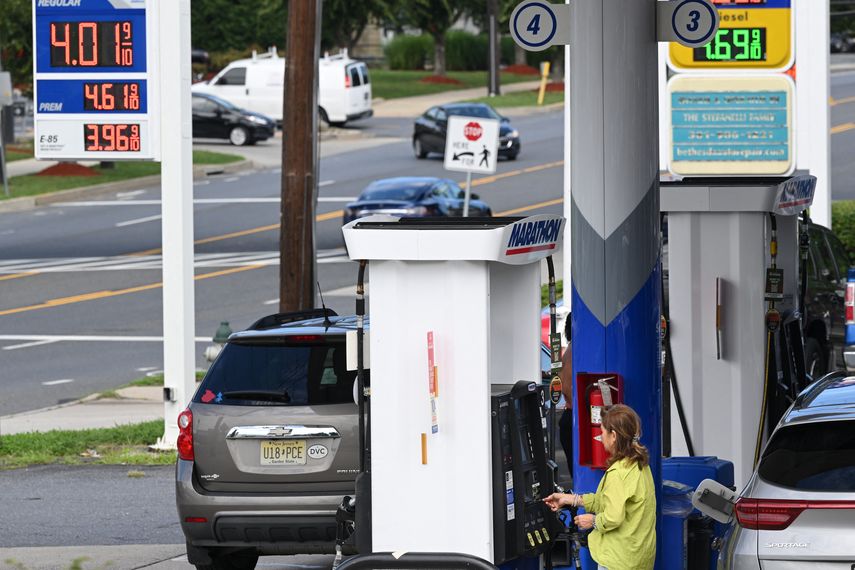 Una mujer rellena el tanque de combustible de su vehículo en una gasolinera de Estados Unidos. Archivo.