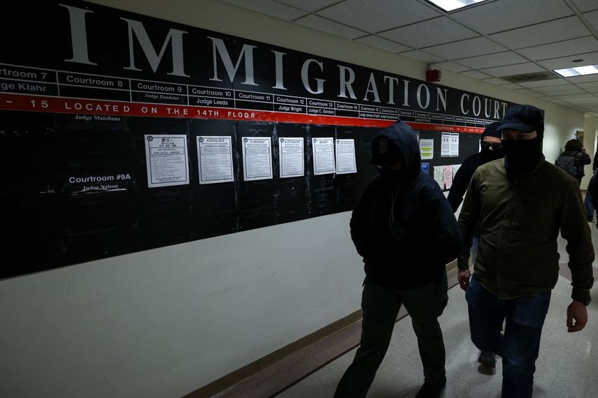 Agentes de ICE en el tribunal de inmigración en el Edificio Federal Jacob K. Javitz en Nueva York.