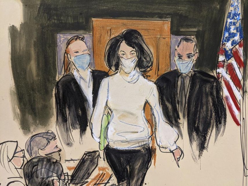 En este dibujo de corte Ghislaine Maxwell entra a la corte escoltada por dos oficiales federales en al comienzo de su juicio el 29 de noviembre de 2021 en Nueva York. No había fotógrafos permitidos en la corte, pero la artista Elizabeth Williams fungió como los ojos del público en este sonado caso.&nbsp;