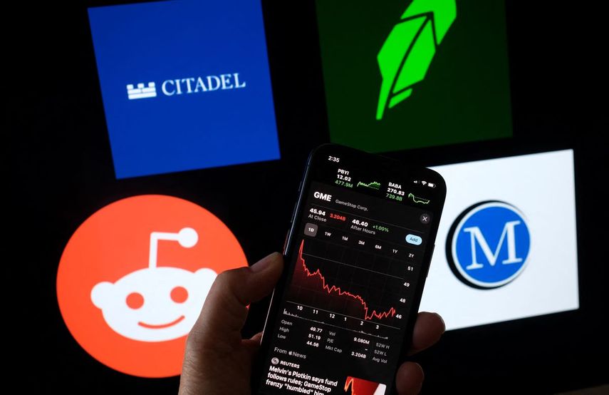 Una persona muestra el camino de las acciones especulativas de GameStop en Wall Street.
