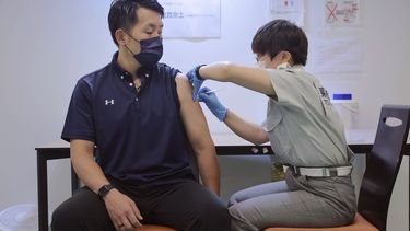 En esta imagen de archivo del 2 de agosto de 2021, un visitante recibe una dosis de la vacuna de Pfizer contra el COVID-19 en el Centro de Vacunación de Tokio en la Universidad Aoyama Gakuin de Tokio.&nbsp;