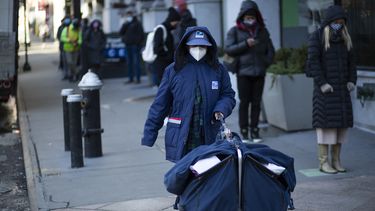Un empleado del Servicio Postal en Nueva York.