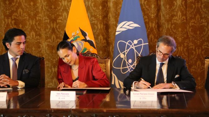 La ministra de Energía y Minas de Ecuador, Inés Manzano, y el director general del OIEA, Rafael Mariano Grossi, suscribieron acuerdo durante acto realizado en el Palacio de Carondelet