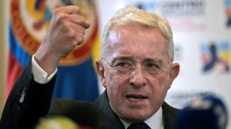 El expresidente colombiano (2002-2010) Álvaro Uribe gesticula mientras habla durante una conferencia de prensa tras declarar sobre la masacre de 1997 en la Fiscalía General de la Nación en Bogotá, el 27 de noviembre de 2023.&nbsp;