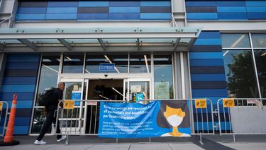 Un hombre entra a un mercado de la cadena Walmart.