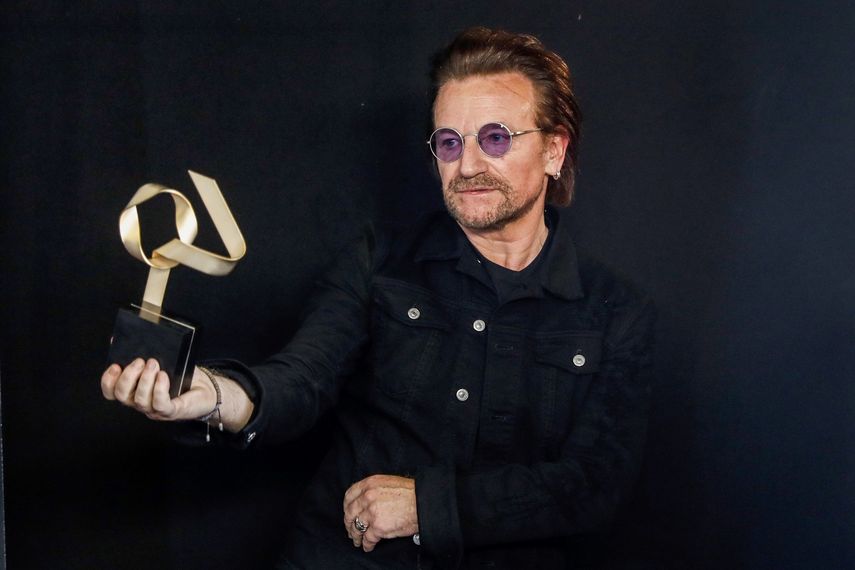 El cantante Bono, de la banda irlandesa&nbsp;U2, posa con el Golden Award, tras la gala de entrega de los Premios de Música Los40.