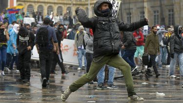 Manifestantes&nbsp;que piden la salida del presidente Iv&aacute;n Duque&nbsp;se enfrentan a la polic&iacute;a en la Plaza de Bol&iacute;var, en Bogot&aacute;.