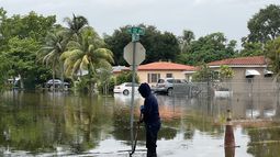 Residente de North Miami intenta limpiar la alcantarilla.&nbsp;