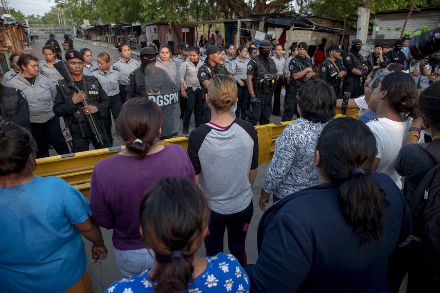 Familiares de presos políticos enfrentan a agentes antidisturbios de la Policía Nacional en el exterior de la cárcel La Modelo, ubicada a unos 23 kilómetros al noreste de Managua, Nicaragua, el 16 de mayo de 2019. 