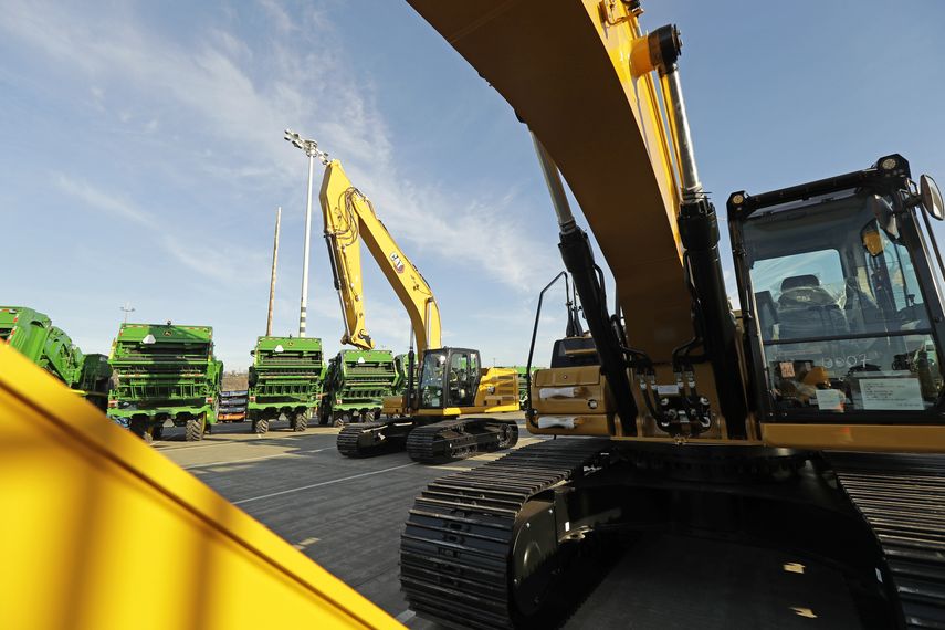 Equipos de maquinaria pesada fabricados por Deere & Company y por Caterpillar mientras est&aacute;n listos para su exportaci&oacute;n a Asia en el puerto de Tacoma en Tacoma, en el estado de Washington.