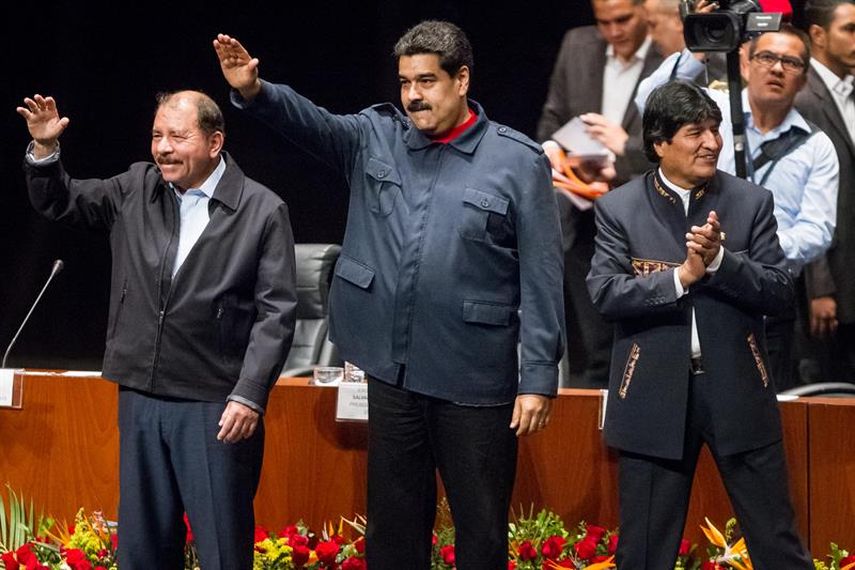 De izquierda a derecha, el presidente de Nicaragua, Daniel Ortega; el presidente de Venezuela Nicolás Maduro y el presidente de Bolivia Evo Morales durante los actos de conmemoración de los tres años del fallecimiento del exmandatario venezolano Hugo C