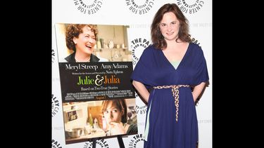 En esta foto de archivo tomada el 4 de agosto de 2009, la autora Julie Powell asiste a una proyección de Julie and Julia en el Paley Center For Media en la ciudad de Nueva York.