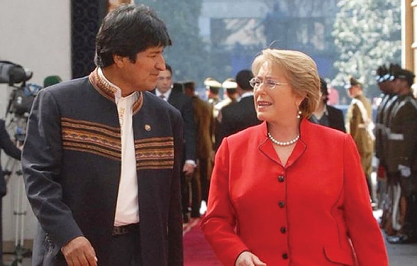 El presidente de Bolivia Evo Morales junto a su homóloga chilena, Michelle Bachelet . (EFE)