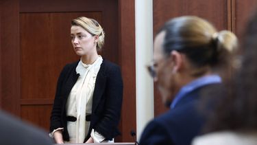 La actriz estadounidense Amber Heard testifica mientras el actor estadounidense Johnny Depp observa durante un juicio por difamación en el juzgado del circuito del condado de Fairfax en Fairfax, Virginia, el 5 de mayo de 2022.