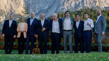 (De izquierda a derecha) El primer ministro italiano Mario Draghi, la presidenta de la Comisión Europea Ursula von der Leyen, el presidente estadounidense Joe Biden, el canciller alemán Olaf Scholz, el primer ministro británico Boris Johnson, el primer ministro canadiense Justin Trudeau, el primer ministro japonés Fumio Kishida, el presidente francés Emmanuel Macron y el presidente del Consejo Europeo, Charles Michel, posan para una foto grupal informal de pie en un banco después de una cena de trabajo durante la Cumbre del G7 celebrada en Elmau, Alemania.