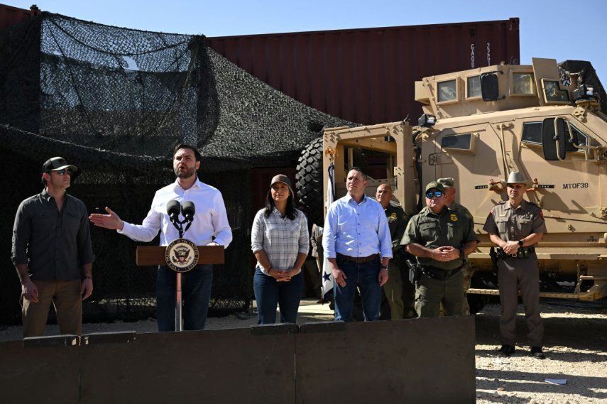 El vicepresidente JD Vance (centro) habla mientras (de izquierda a derecha) el secretario de Defensa Pete Hegseth, la directora de Inteligencia Nacional Tulsi Gabbard y miembros de la Patrulla Fronteriza de EEUU observan durante una visita a la frontera entre EE. UU. y México el 5 de marzo de 2025 en Eagle Pass, Texas.